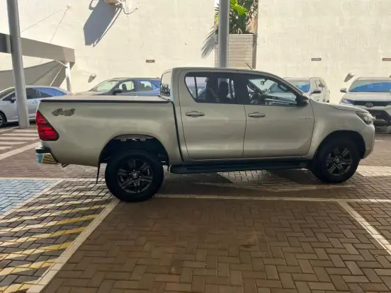 TOYOTA-HILUX-2.8 D-4D TURBO DIESEL CD SR 4X4 AUTOMÁTICO TOYOTA-HILUX-2022