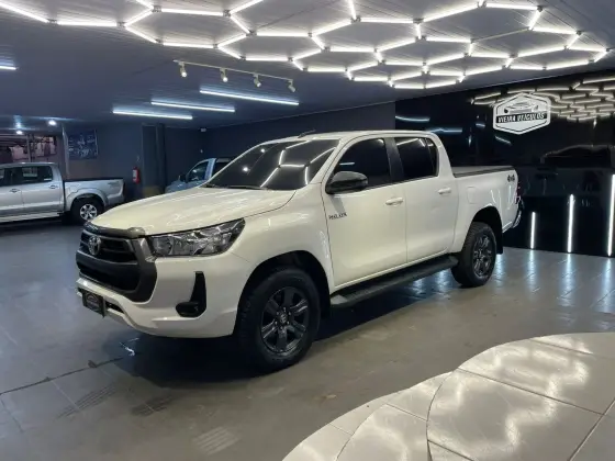 TOYOTA HILUX 2.8 D-4D TURBO DIESEL CD SR 4X4 AUTOMÁTICO TOYOTA HILUX 2.8 D-4D TURBO DIESEL CD SR 4X4 AUTOMÁTICO