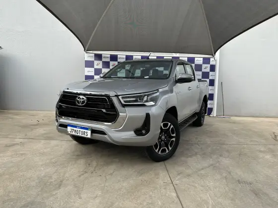 TOYOTA HILUX 2.8 D-4D TURBO DIESEL CD SRV 4X4 AUTOMÁTICO TOYOTA HILUX 2.8 D-4D TURBO DIESEL CD SRV 4X4 AUTOMÁTICO