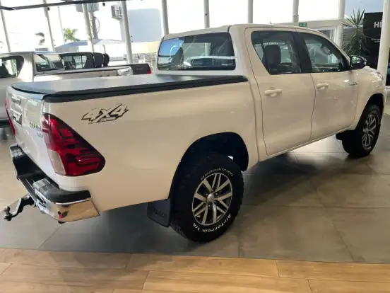 TOYOTA-HILUX-2015