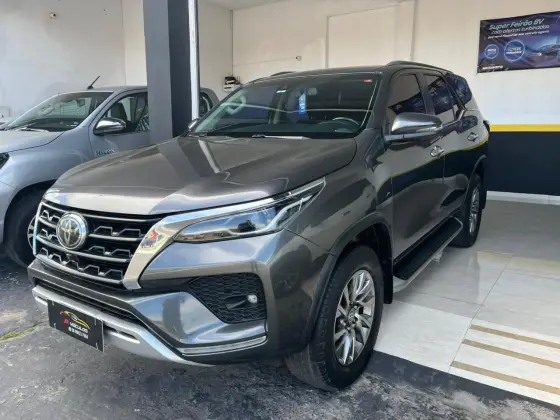 TOYOTA HILUX SW4 2.8 D-4D TURBO DIESEL SRX 7L 4X4 AUTOMÁTICO TOYOTA HILUX SW4 2.8 D-4D TURBO DIESEL SRX 7L 4X4 AUTOMÁTICO