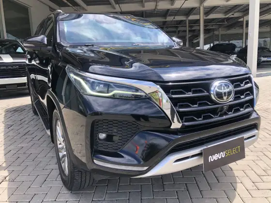 TOYOTA HILUX SW4 2.8 D-4D TURBO DIESEL SRX 7L 4X4 AUTOMÁTICO TOYOTA HILUX SW4 2.8 D-4D TURBO DIESEL SRX 7L 4X4 AUTOMÁTICO