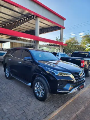 TOYOTA HILUX SW4 2.8 D-4D TURBO DIESEL SRX 7L 4X4 AUTOMÁTICO TOYOTA HILUX SW4 2.8 D-4D TURBO DIESEL SRX 7L 4X4 AUTOMÁTICO