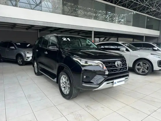 TOYOTA HILUX SW4 2.8 D-4D TURBO DIESEL SRX 7L 4X4 AUTOMÁTICO TOYOTA HILUX SW4 2.8 D-4D TURBO DIESEL SRX 7L 4X4 AUTOMÁTICO