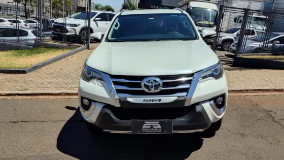 TOYOTA HILUX SW4 2.8 SRX 4X4 16V TURBO INTERCOOLER DIESEL 4P AUTOMÁTICO TOYOTA HILUX SW4 2.8 SRX 4X4 16V TURBO INTERCOOLER DIESEL 4P AUTOMÁTICO