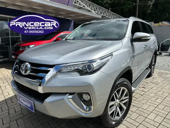 TOYOTA HILUX SW4 2.8 SRX 4X4 7 LUGARES 16V TURBO INTERCOOLER DIESEL 4P AUTOMÁTICO TOYOTA HILUX SW4 2.8 SRX 4X4 7 LUGARES 16V TURBO INTERCOOLER DIESEL 4P AUTOMÁTICO