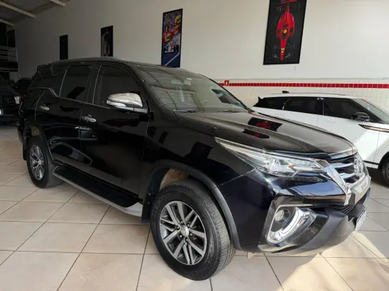TOYOTA HILUX SW4 2.8 SRX 4X4 7 LUGARES 16V TURBO INTERCOOLER DIESEL 4P AUTOMÁTICO TOYOTA HILUX SW4 2.8 SRX 4X4 7 LUGARES 16V TURBO INTERCOOLER DIESEL 4P AUTOMÁTICO