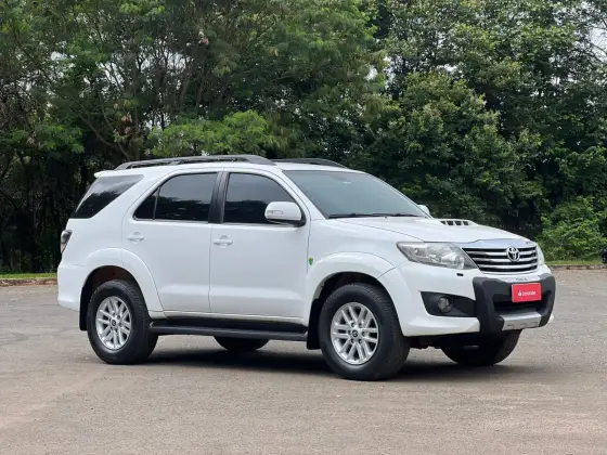 TOYOTA HILUX SW4 3.0 SRV 4X4 7 LUGARES 16V TURBO INTERCOOLER DIESEL 4P AUTOMÁTICO TOYOTA HILUX SW4 3.0 SRV 4X4 7 LUGARES 16V TURBO INTERCOOLER DIESEL 4P AUTOMÁTICO