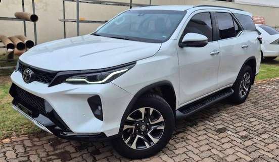 TOYOTA-HILUX SW4-2024