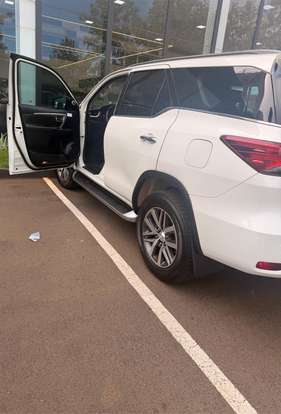 TOYOTA-HILUX SW4-2016