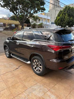 TOYOTA HILUX SW4 2.8 SRX 4X4 7 LUGARES 16V TURBO INTERCOOLER DIESEL 4P AUTOMÁTICO