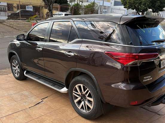 TOYOTA-HILUX SW4-2.8 SRX 4X4 7 LUGARES 16V TURBO INTERCOOLER DIESEL 4P AUTOMÁTICO TOYOTA-HILUX SW4-2018