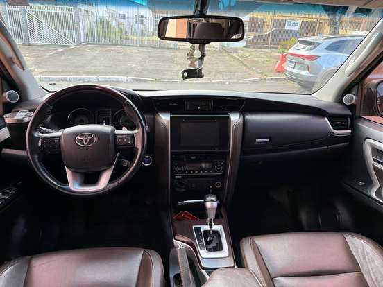 TOYOTA-HILUX SW4-2.8 SRX 4X4 7 LUGARES 16V TURBO INTERCOOLER DIESEL 4P AUTOMÁTICO TOYOTA-HILUX SW4-2018