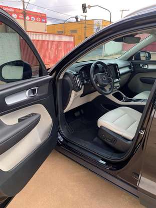 VOLVO-XC40-2019