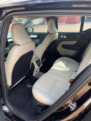 VOLVO-XC40-2019