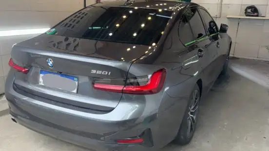 BMW-320i-2022