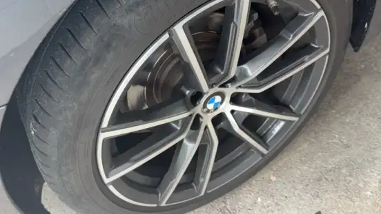 BMW-320i-2022