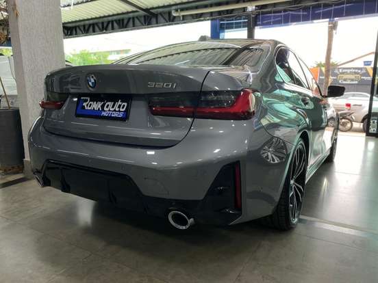 BMW-320i-2022