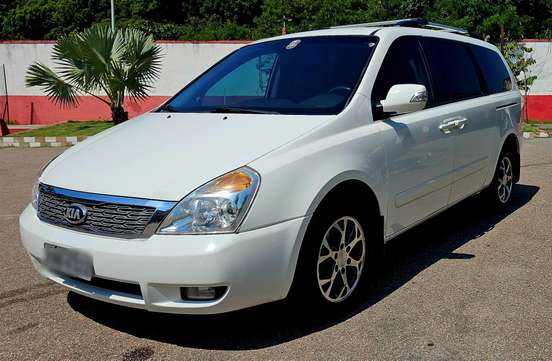 KIA-CARNIVAL-2014
