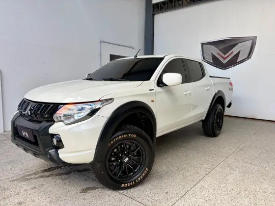 MITSUBISHI L200 TRITON 2.4 16V TURBO DIESEL OUTDOOR GLS CD 4X4 AUTOMÁTICO MITSUBISHI L200 TRITON 2.4 16V TURBO DIESEL OUTDOOR GLS CD 4X4 AUTOMÁTICO