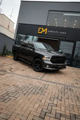 RAM CLASSIC 5.7 V8 GASOLINA LARAMIE NIGHT EDITION CD 4X4 AUTOMÁTICO