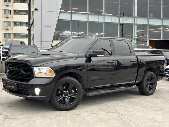 RAM CLASSIC 5.7 V8 GASOLINA LARAMIE NIGHT EDITION CD 4X4 AUTOMÁTICO