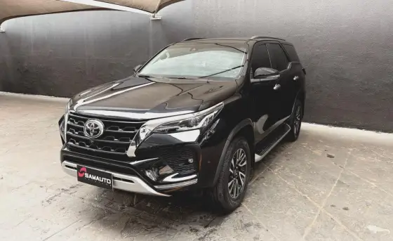TOYOTA HILUX SW4 2.8 D-4D TURBO DIESEL DIAMOND 7L 4X4 AUTOMÁTICO TOYOTA HILUX SW4 2.8 D-4D TURBO DIESEL DIAMOND 7L 4X4 AUTOMÁTICO