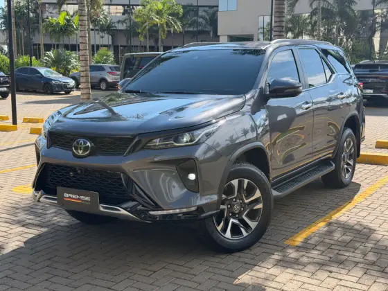 TOYOTA HILUX SW4 2.8 D-4D TURBO DIESEL SRX PLATINUM 7L 4X4 AUTOMÁTICO TOYOTA HILUX SW4 2.8 D-4D TURBO DIESEL SRX PLATINUM 7L 4X4 AUTOMÁTICO