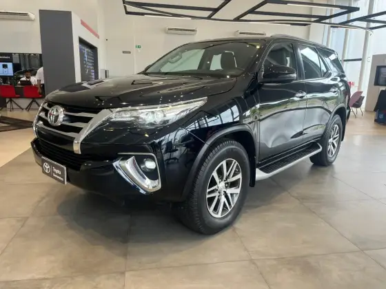 TOYOTA HILUX SW4 2.8 SRX 4X4 7 LUGARES 16V TURBO INTERCOOLER DIESEL 4P AUTOMÁTICO TOYOTA HILUX SW4 2.8 SRX 4X4 7 LUGARES 16V TURBO INTERCOOLER DIESEL 4P AUTOMÁTICO