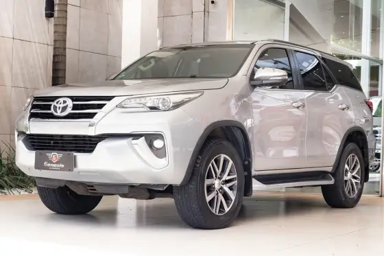 TOYOTA HILUX SW4 2.8 SRX 4X4 7 LUGARES 16V TURBO INTERCOOLER DIESEL 4P AUTOMÁTICO TOYOTA HILUX SW4 2.8 SRX 4X4 7 LUGARES 16V TURBO INTERCOOLER DIESEL 4P AUTOMÁTICO