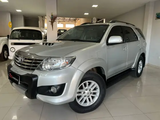 TOYOTA HILUX SW4 3.0 SRV 4X4 7 LUGARES 16V TURBO INTERCOOLER DIESEL 4P AUTOMÁTICO TOYOTA HILUX SW4 3.0 SRV 4X4 7 LUGARES 16V TURBO INTERCOOLER DIESEL 4P AUTOMÁTICO