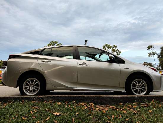 TOYOTA-PRIUS-2019