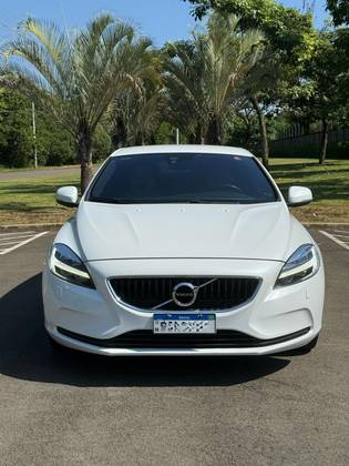 VOLVO V40 2.0 T4 MOMENTUM GASOLINA 4P AUTOMÁTICO