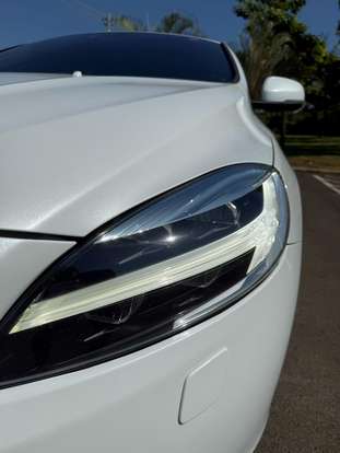 VOLVO-V40-2017