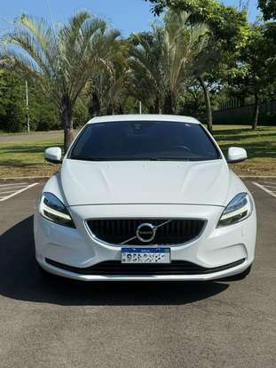 VOLVO-V40-2017