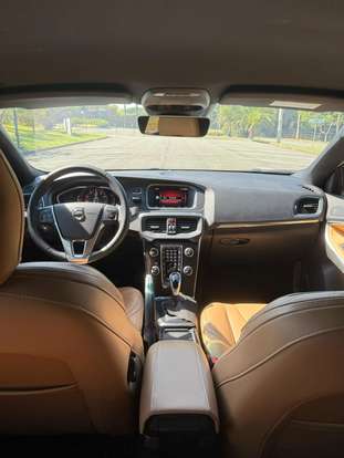 VOLVO-V40-2017