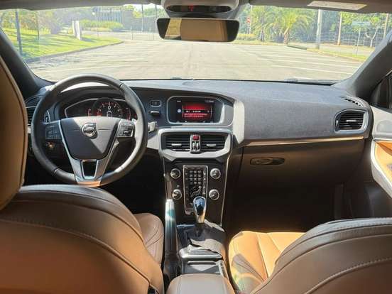 VOLVO-V40-2.0 T4 MOMENTUM GASOLINA 4P AUTOMÁTICO VOLVO-V40-2017