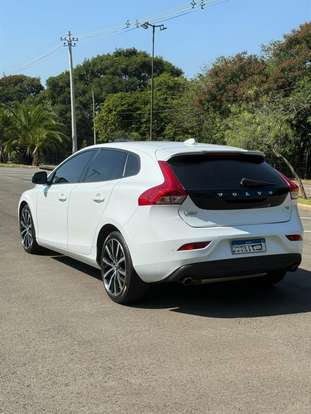 VOLVO-V40-2017