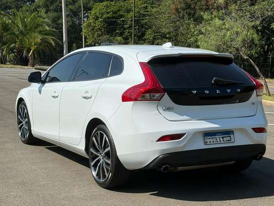 VOLVO-V40-2.0 T4 MOMENTUM GASOLINA 4P AUTOMÁTICO VOLVO-V40-2017