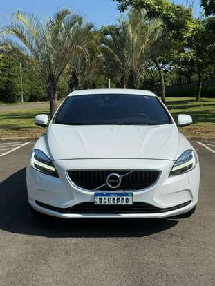 VOLVO-V40-2017