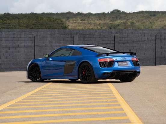 AUDI-R8-2017