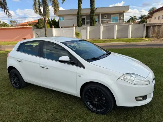 FIAT BRAVO 1.8 ESSENCE 16V FLEX 4P MANUAL FIAT BRAVO 1.8 ESSENCE 16V FLEX 4P MANUAL