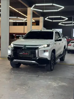 MITSUBISHI L200 TRITON 2.4 16V TURBO DIESEL SPORT HPE-S CD 4P 4X4 AUTOMÁTICO MITSUBISHI L200 TRITON 2.4 16V TURBO DIESEL SPORT HPE-S CD 4P 4X4 AUTOMÁTICO