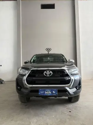 TOYOTA HILUX 2.8 D-4D TURBO DIESEL CD SRV 4X4 AUTOMÁTICO TOYOTA HILUX 2.8 D-4D TURBO DIESEL CD SRV 4X4 AUTOMÁTICO