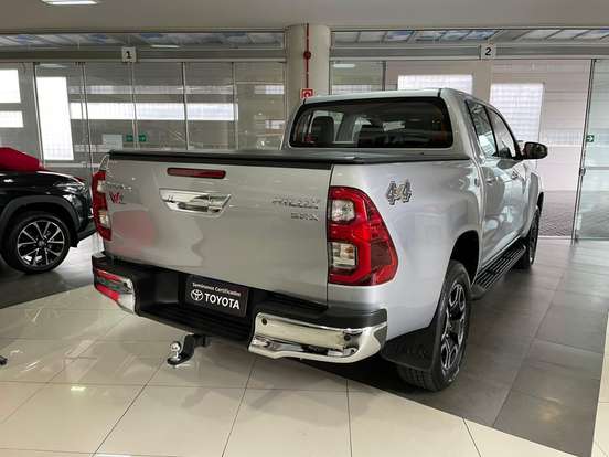 TOYOTA-HILUX-2.8 D-4D TURBO DIESEL CD SRX 4X4 AUTOMÁTICO TOYOTA-HILUX-2024