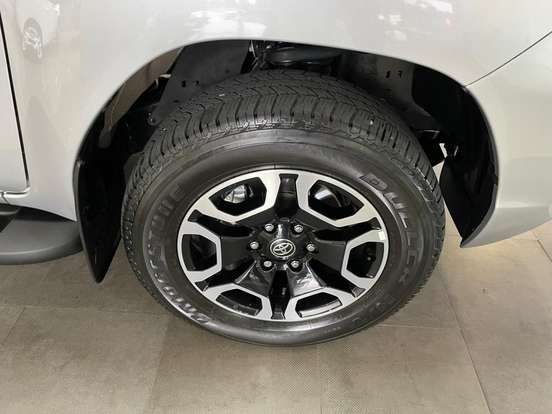 TOYOTA-HILUX-2.8 D-4D TURBO DIESEL CD SRX 4X4 AUTOMÁTICO TOYOTA-HILUX-2024