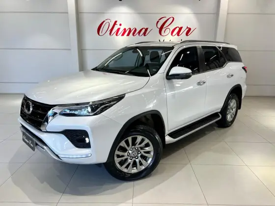 TOYOTA HILUX SW4 2.8 D-4D TURBO DIESEL SRX 7L 4X4 AUTOMÁTICO