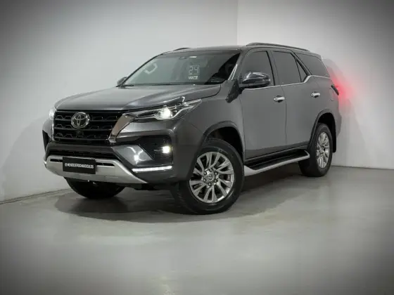 TOYOTA HILUX SW4 2.8 D-4D TURBO DIESEL SRX 7L 4X4 AUTOMÁTICO TOYOTA HILUX SW4 2.8 D-4D TURBO DIESEL SRX 7L 4X4 AUTOMÁTICO
