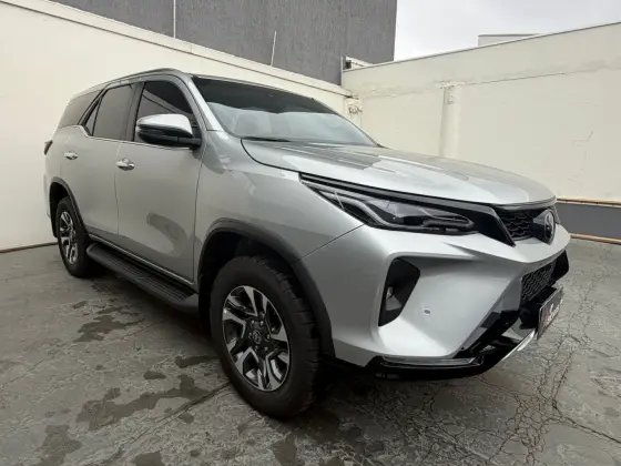 TOYOTA HILUX SW4 2.8 D-4D TURBO DIESEL SRX PLATINUM 7L 4X4 AUTOMÁTICO