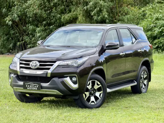 TOYOTA HILUX SW4 2.8 SRX DIAMOND 4X4 7 LUGARES 16V TURBO INTERCOOLER DIESEL 4P AUTOMÁTICO